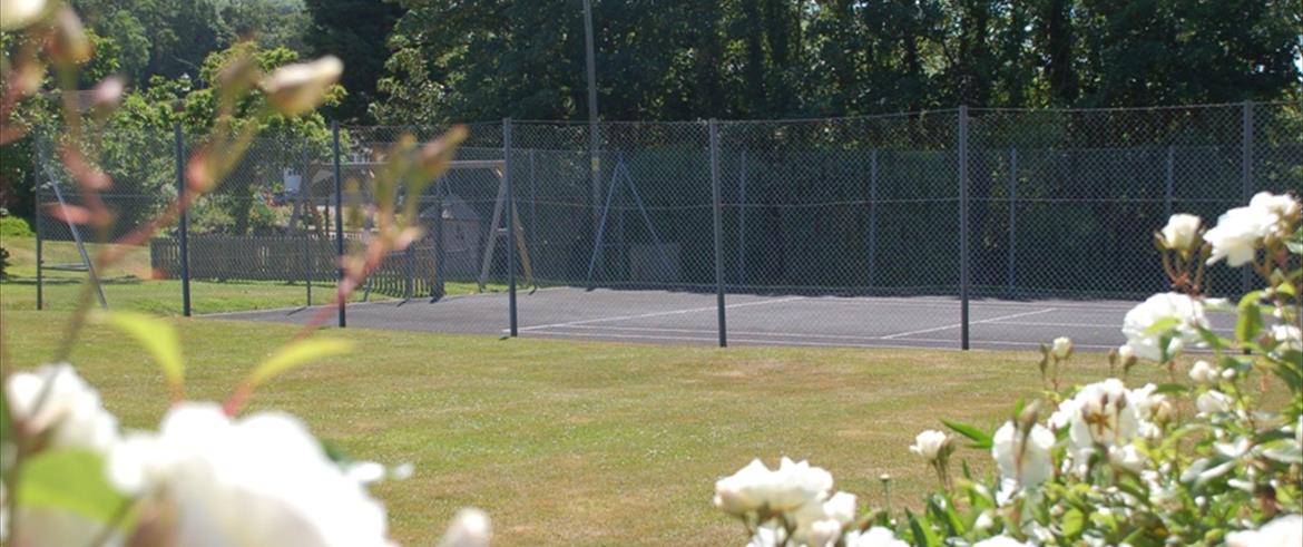 Farrinfgford&#39;s tennis court for guests